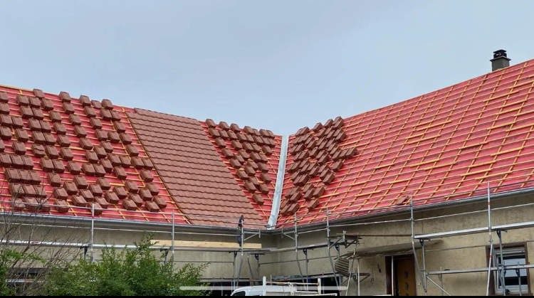 Rénovation de toiture en cours à Villepinte (93) — pose de tuiles mécaniques rouges sur écran sous-toiture, par le couvreur Toit de France